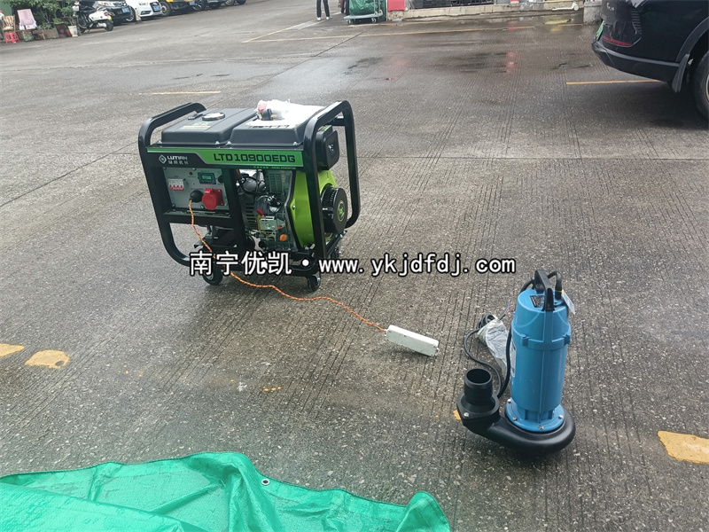 2024年8月13日，客戶到店自提8KW柴油發(fā)電機(jī)組